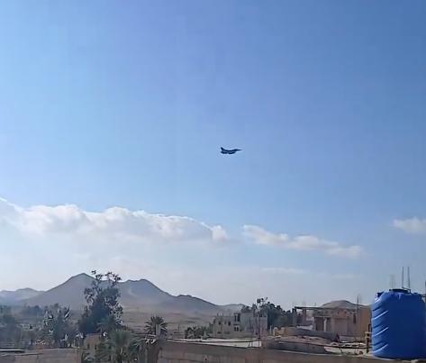 美軍F-16飛越敘城市上空 展示武力回應(yīng)襲擊