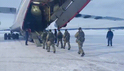 俄维和主力飞赴哈萨克斯坦，士兵全副武装，现场画面震撼