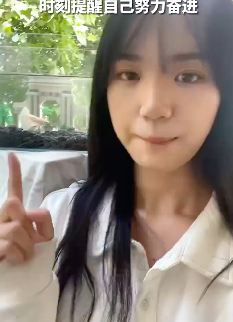 鱼跃“清华门”清华女生为宠物鱼打造同款宿舍 当代年轻人为什么爱养鱼