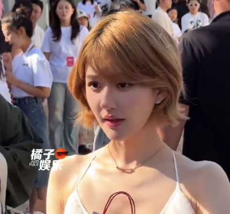 雙向奔赴好暖,！趙露思哽咽安慰哭泣粉絲