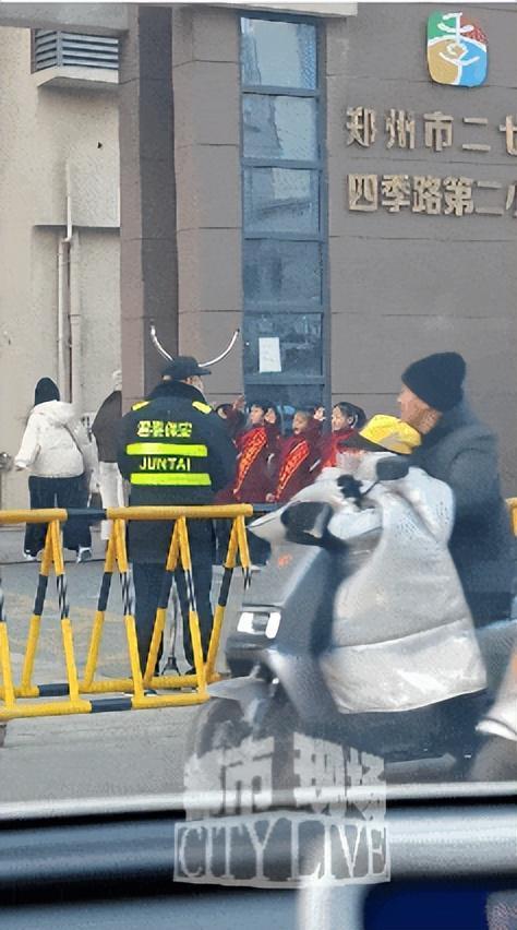小学生寒风中站岗给老师敬礼无回应 师生互动引热议