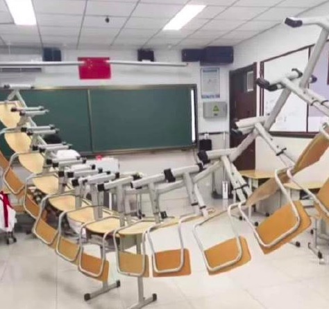 高中生在教室摆出“桌椅长龙” 形成两侧悬浮的平衡结构