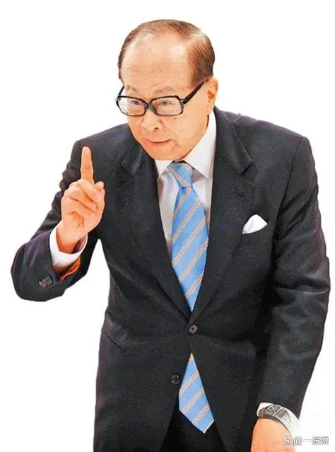 从买下半个英国，到如今闪电大撤退：这回3900亿身家李嘉诚又先下车了 高位变现再布局