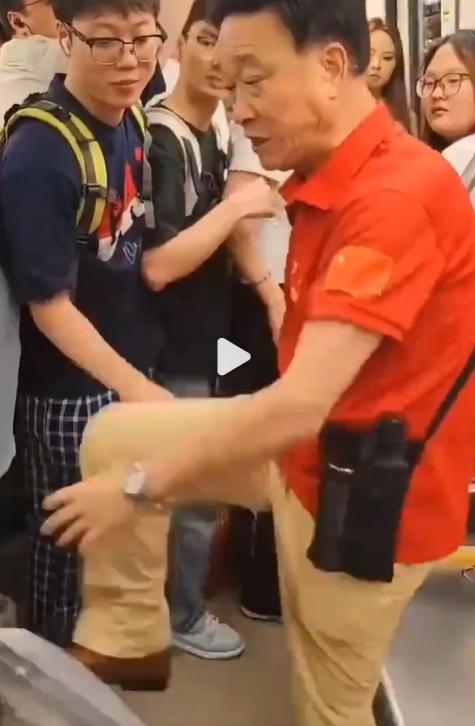 女孩坐爱心座遭老人强拽 家长阻拦 尊老爱幼不应成特权