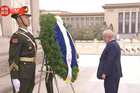 巴西总统向人民英雄纪念碑敬献花圈