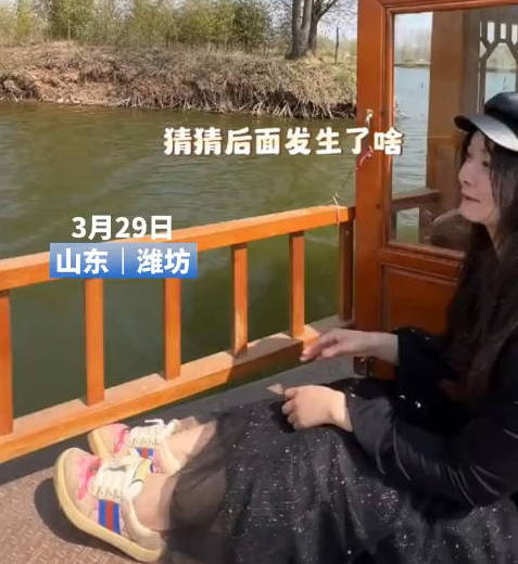 女生船上美美拍照，被跳上来的鱼吓到尖叫匆忙闪躲