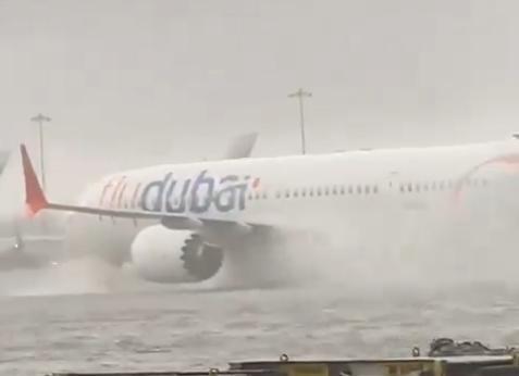 阿联酋遭罕见暴雨侵袭：飞机在水中艰难滑行