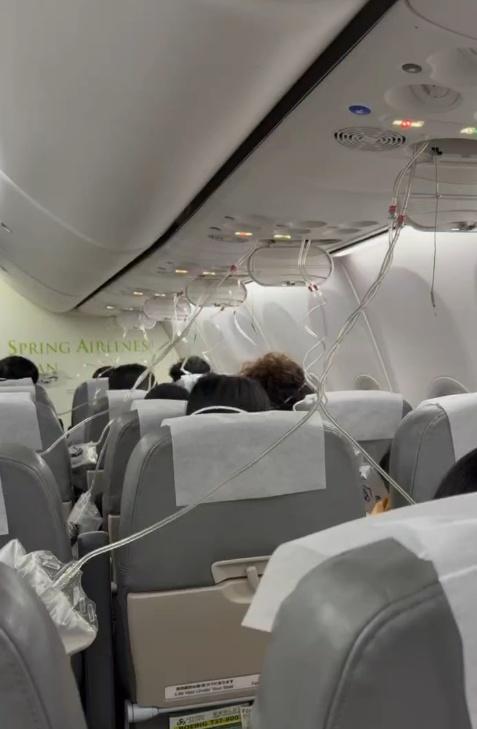 客机突然下降7000米 乘客含泪写遗书 高空生死12分钟