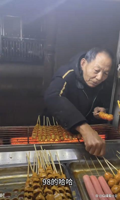 67岁“面筋爷爷” 酷似袁隆平走红!常免费送食物