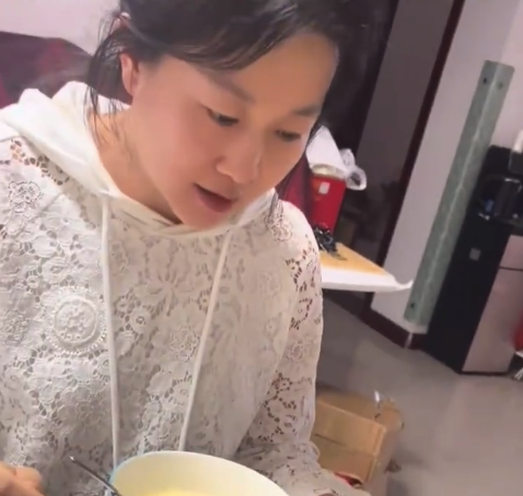 女子生病智商如3岁孩童 老公细心照顾