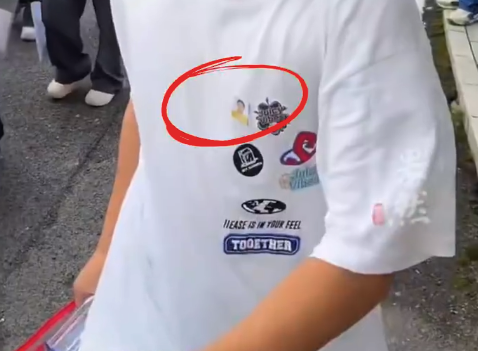 男孩帶病逝媽媽照片高考 考完第一時(shí)間去墓前祭拜