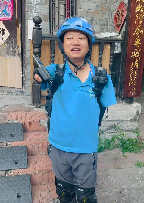 30岁无臂小伙踩独轮车送外卖,用嘴唇拨号联系顾客 励志故事温暖人心