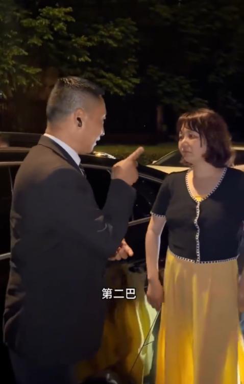 女乘客因殴打司机体力不支倒地 荒诞一幕引热议