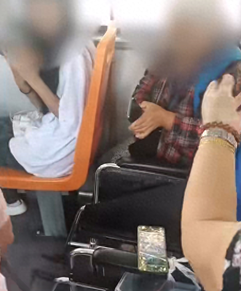 公交司机下跪哭求老人撤销投诉？公司：确有未按标准服务，已对其考核