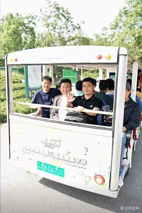 13位央視老主持人團建 全是童年回憶 重溫經(jīng)典面孔