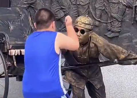 景區(qū)“銅人”突然“復(fù)活”嚇游客 網(wǎng)友：嚇到孩子怎么辦？