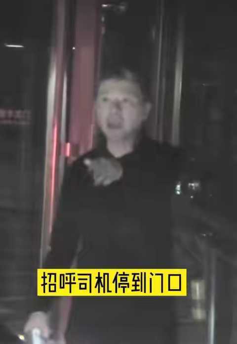 冯小刚携家人深夜出行 养女罕见露面气质大变