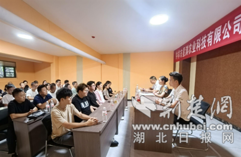 星火燃希望 沃土育新芽——钟祥市皇庄街道联合爱心企业助力寒门学子追梦