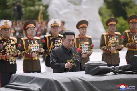 金正恩前往烈士陵园凭吊并献上鲜花 纪念朝鲜祖国解放战争胜利69周年