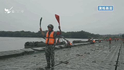 燃！陆军在闽南水域进行渡河作战演练 现场画面