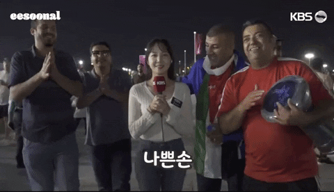 韩国女记者遭球迷强搂仍面带微笑 对方故意撞向她