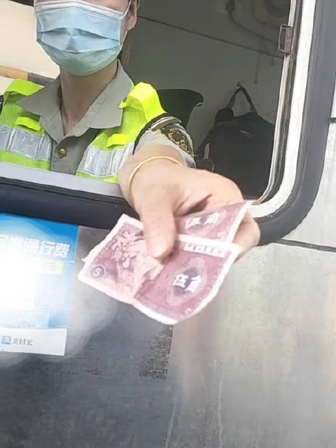 一收费站拒收5角纸币 收费员表示:不流通，你到银行换一元可以！