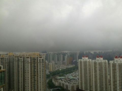 北京今天多云转阴有雷阵雨,最高气温28℃,外出防雷避雨