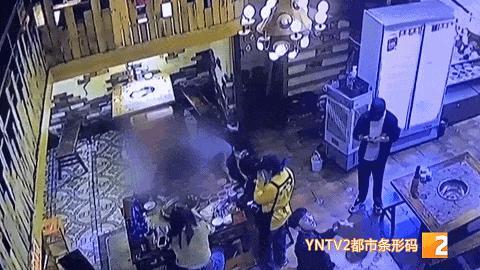 男子火锅店打赌强吻隔壁桌女孩