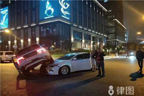 小車突然停下 后方電動車無接觸摔倒