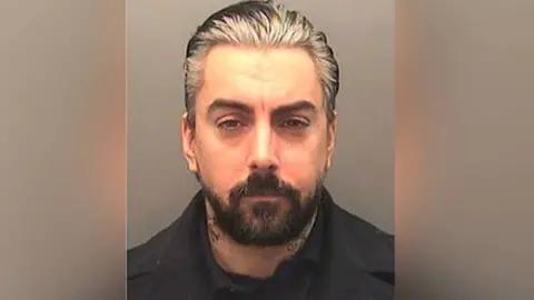 英国摇滚乐团前主唱狱中被杀 性侵罪犯遭囚犯袭击身亡