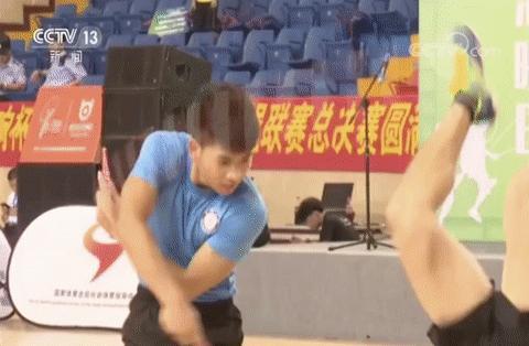 唯一非运动员火炬手为何是他 从山村教师到世界冠军导师