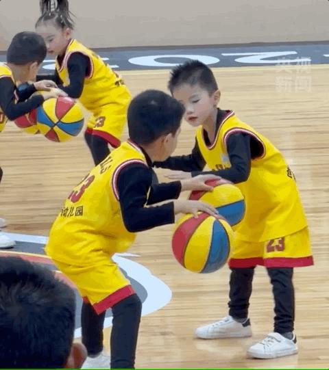 萌娃篮球表演失误为何获全网点赞 默契救场赢得喝彩