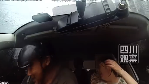 暴雨突袭警车里挤满躲雨群众 网友：致敬，注意安全！