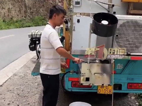 湖南小伙开三轮车沿途卖炒粉去拉萨：一边欣赏川藏美景，一边踏实挣钱养家