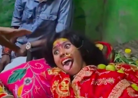 修行还是炒作？印度少女躺铁钉板上称为修行