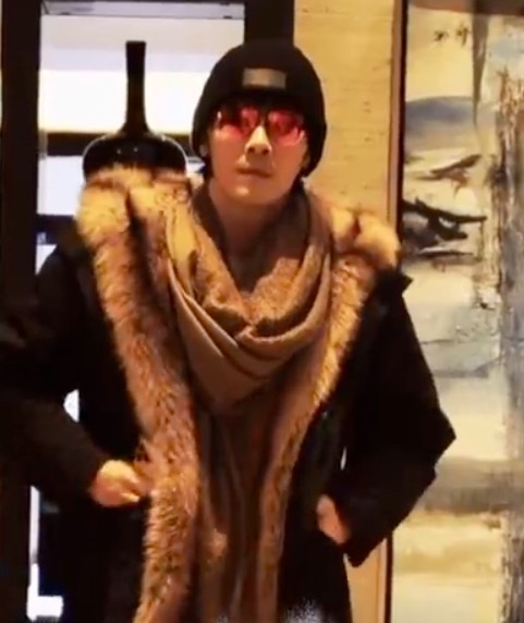 向佐这次衣服真的正常了 网友调侃“和老婆在一起时正常得不得了”