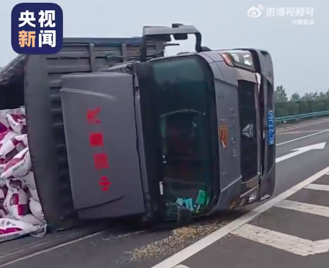 哪怕素不相识也要拼命救你！侧翻摩友遇货车侧翻飞身破窗救出司机