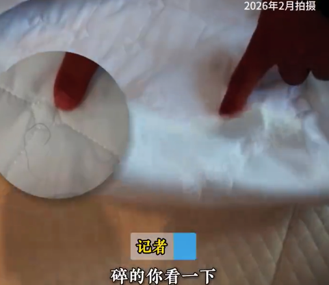 亚朵酒店打扫后床垫残留卷曲毛发 酒店经理回应