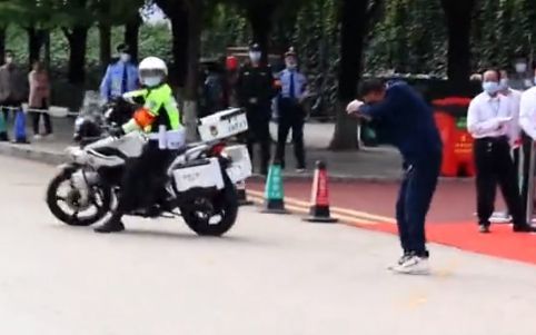高考考场外，崩溃大哭的爸爸…
