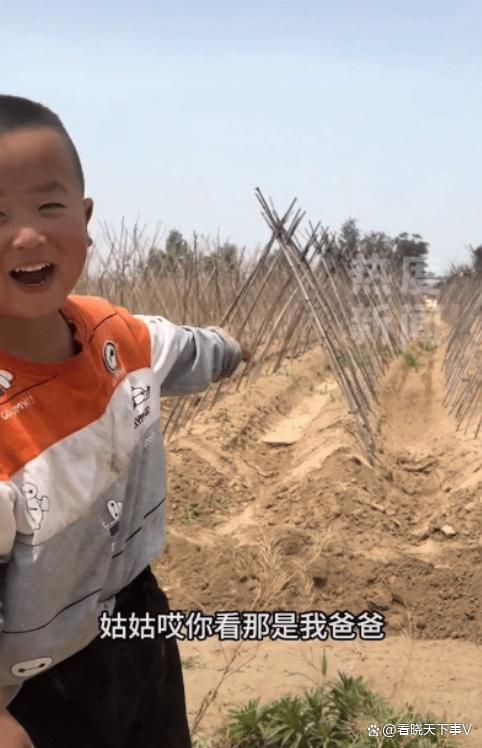 男童笑著給姑姑介紹爸爸的墳