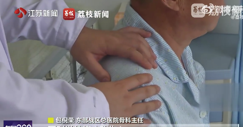 側臥刷手機不知不覺傷了肩膀 肩膀疼得翻身就醒確診肩袖損傷