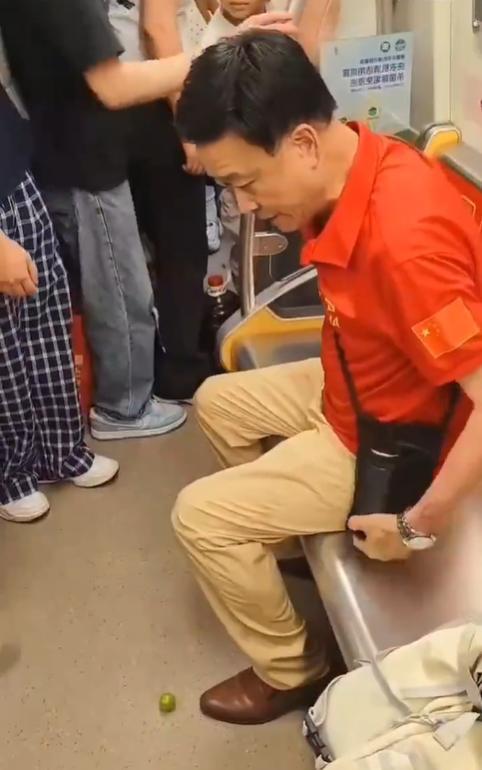 女孩坐爱心座遭老人强拽 家长阻拦 尊老爱幼不应成特权