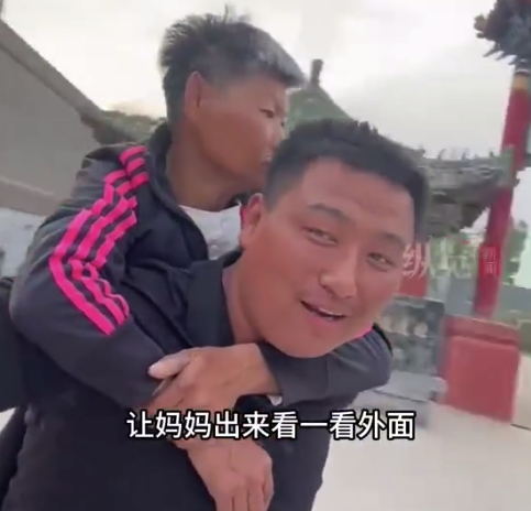 小伙改造三輪車帶殘疾母親看世界：只要母親開心,，就會一直走下去