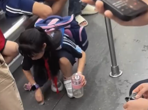 女孩地铁上擦地面脏水挤进水杯 