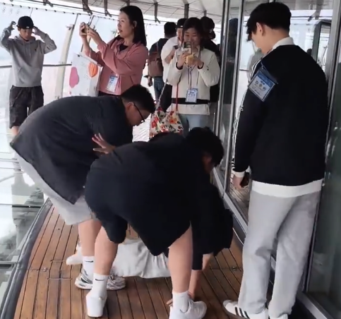 韩国中学生在上海观光廊大声打闹