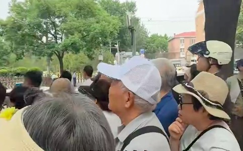 普京车队驶出钓鱼台国宾馆前往人民大会堂 北京市民沿路欢迎