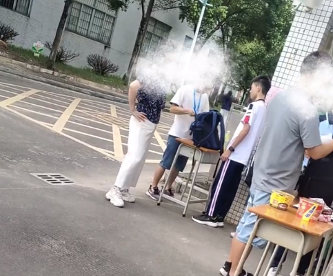 校方回应入校人工检查学生书包：不搜书包真的很危险