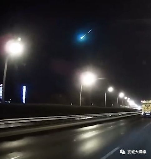 超亮火流星划过北京夜空  爆裂闪光夜空瞬间被“点亮”