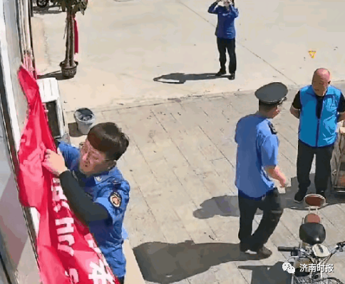 城管回应挂横幅被拆除：随意乱挂不行，要挂提前备案