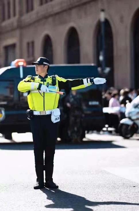 这下好了！上海特警火出圈 成都青岛各地网友纷纷晒图 真的都很帅